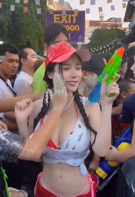 泰國潑水節「火辣小紅帽」竟是百大DJ！「突被白漿摸臉」畫面曝光