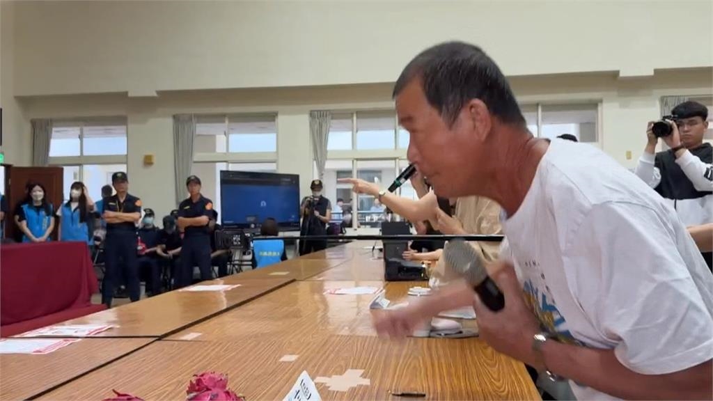 南投名間焚化爐「８成支持」遭疑造假　自救會抗議槌桌濺血