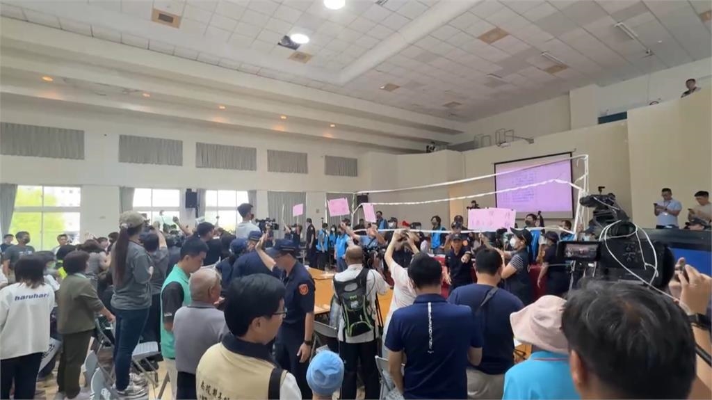 南投名間焚化爐「８成支持」遭疑造假　自救會抗議槌桌濺血