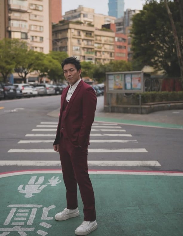 卸下《豆腐媽媽》雷律師戰袍！黃尚禾「私照流出」酒紅西裝帥瘋全網