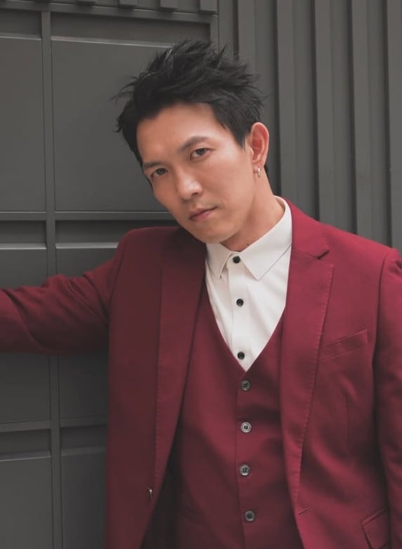 卸下《豆腐媽媽》雷律師戰袍！黃尚禾「私照流出」酒紅西裝帥瘋全網