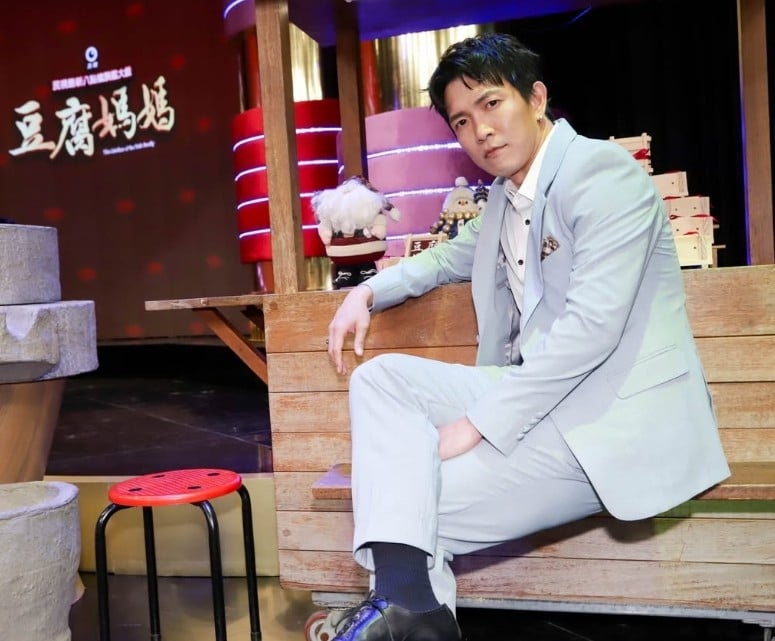 卸下《豆腐媽媽》雷律師戰袍！黃尚禾「私照流出」酒紅西裝帥瘋全網