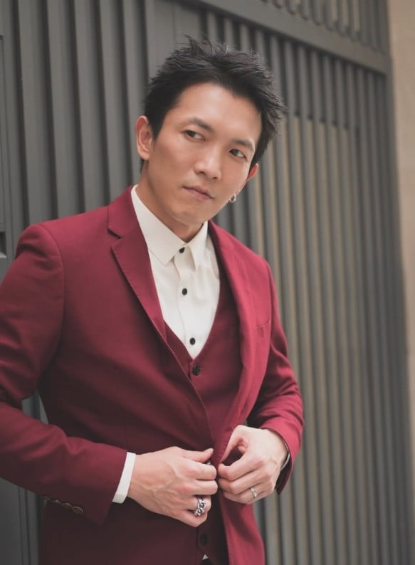 卸下《豆腐媽媽》雷律師戰袍！黃尚禾「私照流出」酒紅西裝帥瘋全網