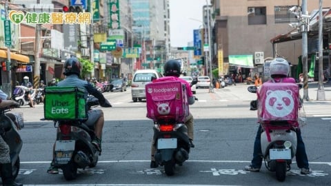 外送員手麻背痛頸椎傷　四招嬋柔伸展舒緩