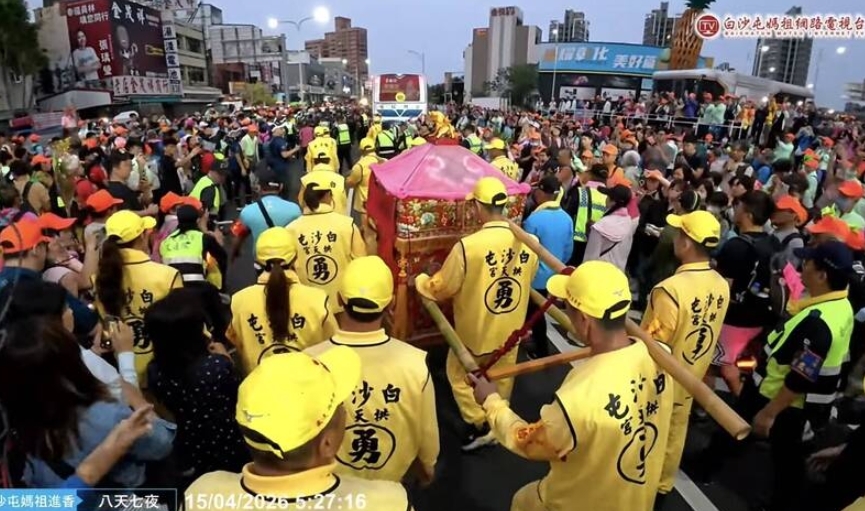 擇路猶豫6分鐘!粉紅超跑進雲林 香燈腳大軍擠爆西螺大橋空拍超壯觀