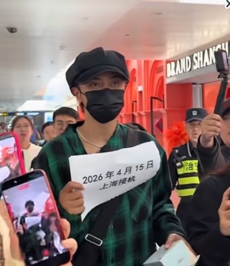羅志祥遭傳「家中猝死」突現身中國機場！手持白紙「亮14字」網看驚：本人嗎