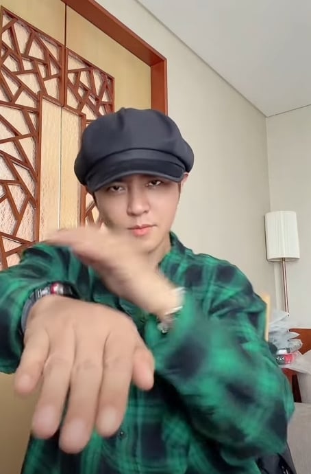 羅志祥遭傳「家中猝死」突現身中國機場！手持白紙「亮14字」網看驚：本人嗎