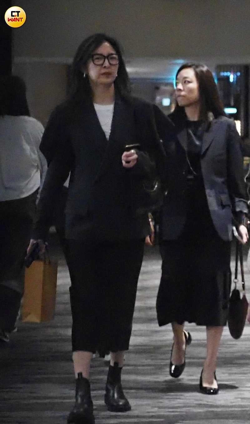 張嘉和與張嘉欣姊妹一同離開餐廳。（圖／本刊攝影組）