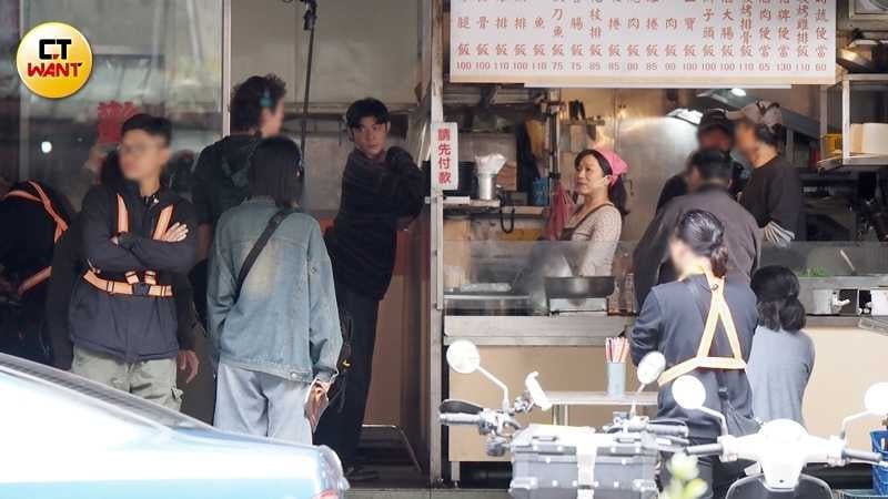 王柏傑趴在自助餐櫃檯，翹著屁股的姿勢十分婀娜多姿。（圖／本刊攝影組）