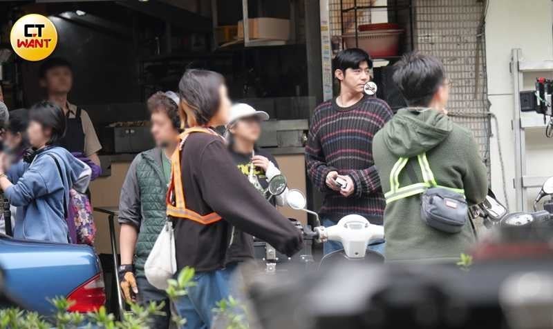 一到休息時間，王柏傑立刻抽菸解癮。（圖／攝影組）