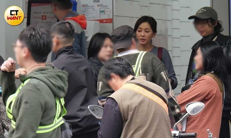 陳意涵穿著圍裙跟工作人員閒聊，沒有「導演夫人」的架子。（圖／攝影組）