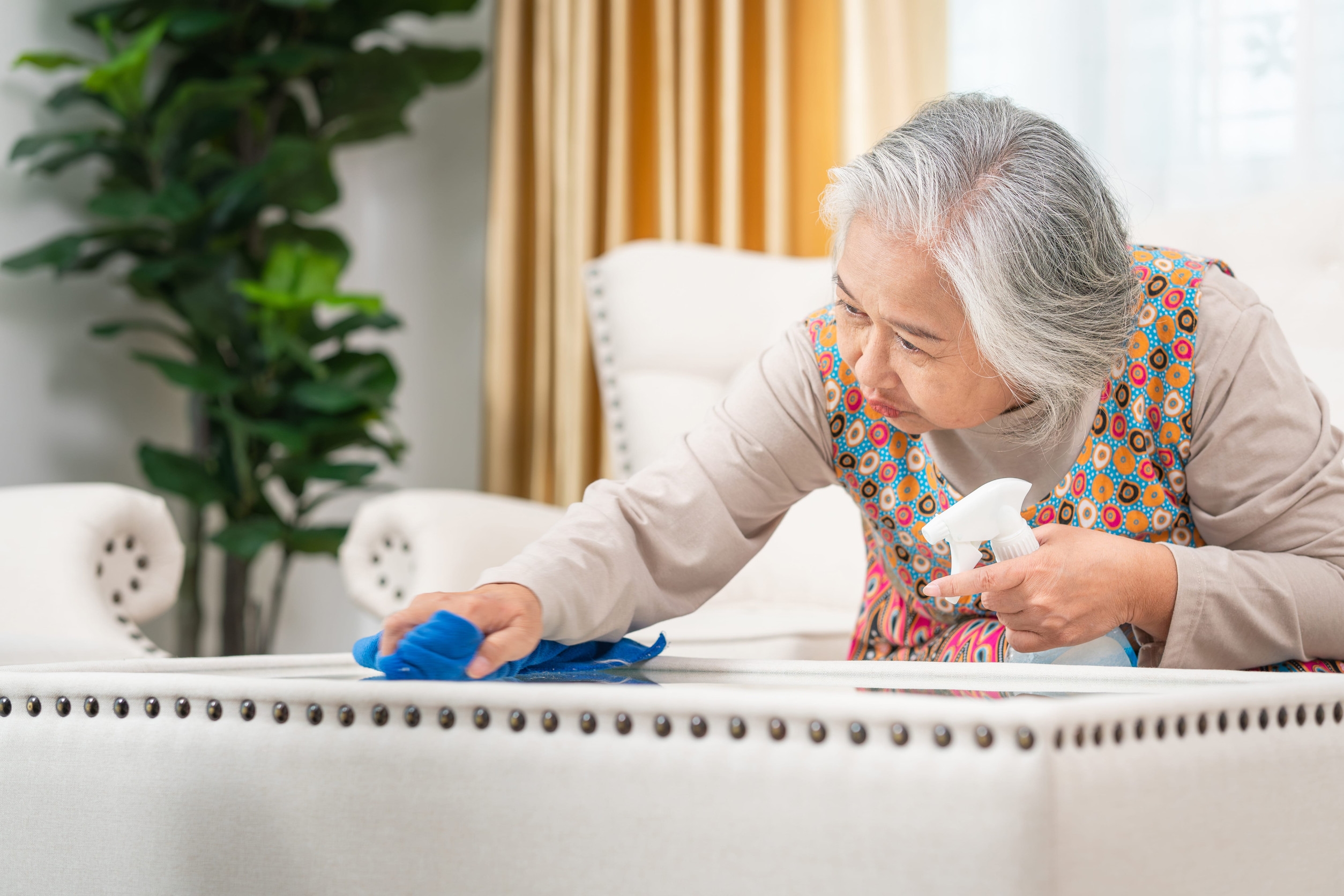 觀察他爸爸對待他媽媽的方式，如果在他家，女性被視為理所當然的家事機器，要一人包辦打掃，那妳真的要小心了。圖/123RF圖庫