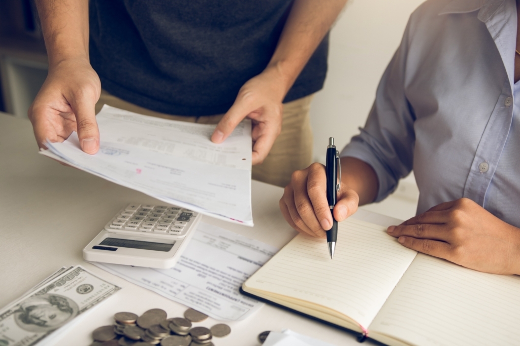 如果他的原生家庭長期債台高築，或者是父母完全沒有理財觀念、總是伸手要錢，那這就是一個移動的財務黑洞。圖/123RF圖庫