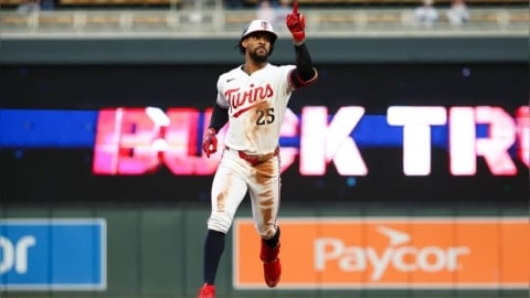 MLB(影)/「黑鱒魚」破紀錄隔天再轟雙響砲!巴克斯頓火力示範續當雙城主場之王