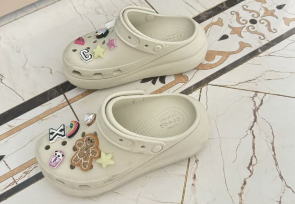 圖/「踩屎感」洞洞鞋容易造成腳跟壓力集中,引發足底筋膜炎或慢性疼痛,若材質不透氣更可能導致真菌感染。(翻攝 微博)