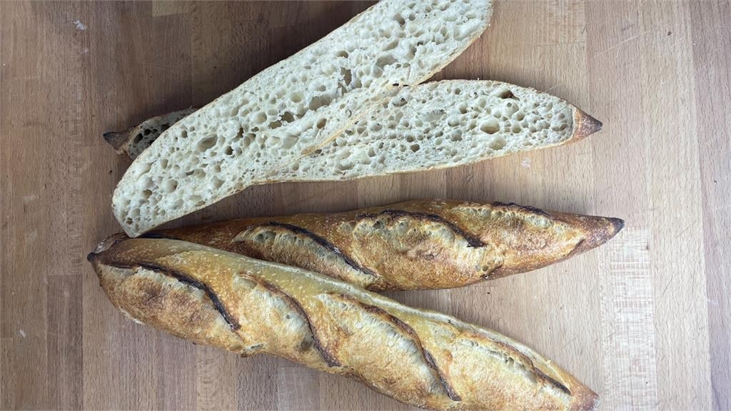 巴黎麵包店發「切法棍影片」被台人洗版！聲音「與神同步」網笑：根本媽祖降駕