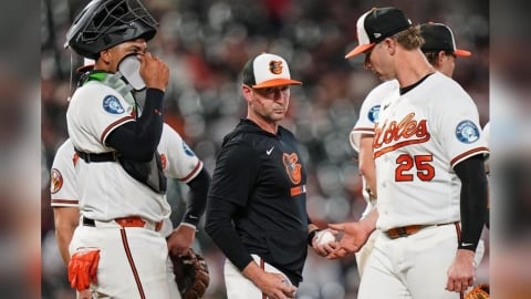 MLB(影)／金鶯總教頭被自己人打到骨折！帶傷執教笑稱想戴NFL頭盔護臉