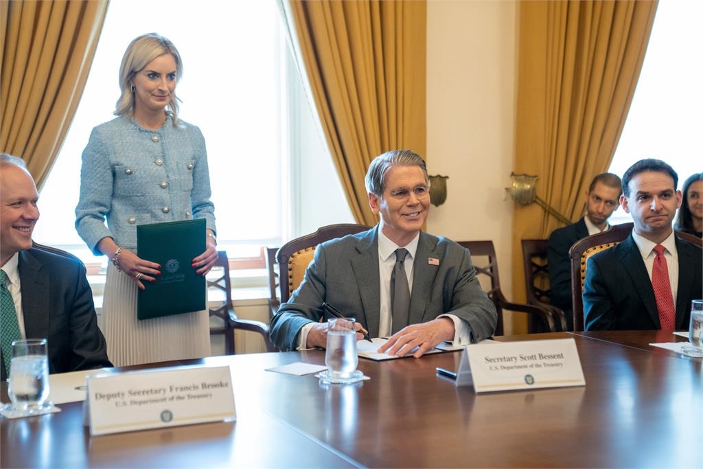 川普經濟大刀殺瘋了!美財長爆2中國銀行「此金流慘遭鎖定」制裁猛升級