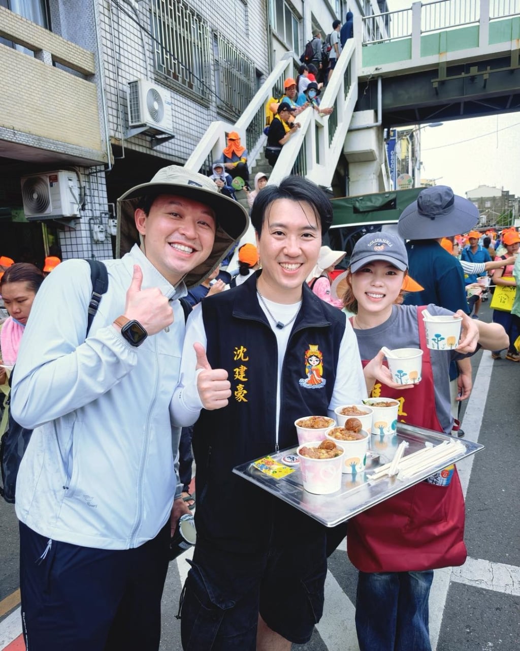 白沙屯媽祖進香太感人！台語男星路邊發便當 他見這幕被暖到：比唱歌還激動