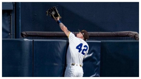 MLB(影)/教士中外野手梅瑞爾美技沒收全壘打!水手J-Rod只能苦笑以對