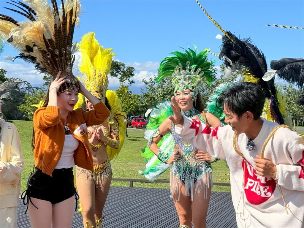 楊繡惠覺得很軟、首次體驗觸摸袋鼠蛋蛋的金娜妍更當場驚呼「真的很大！」讓全場笑翻