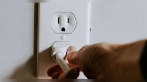 潮濕天氣小心！家中插座積灰塵恐釀火災　台電揭4處最危險