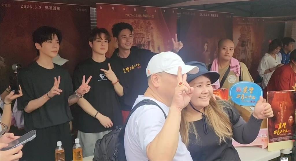 粉紅超跑人潮驚見「野生男神」　歌手畢書盡貼心發飲料