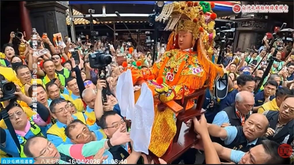 進喔！進喔！白沙屯媽祖中午抵朝天宮　信眾夾道炮仗相迎