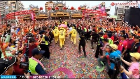 進喔！進喔！白沙屯媽祖中午抵朝天宮　信眾夾道炮仗相迎