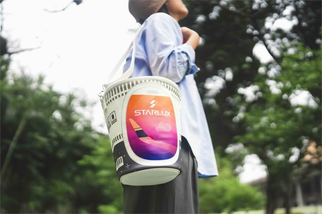 來一杯大的！星宇航空攜手日清食品推出巨無霸泡麵杯包