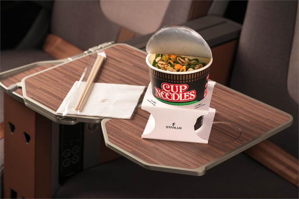 來一杯大的！星宇航空攜手日清食品推出巨無霸泡麵杯包