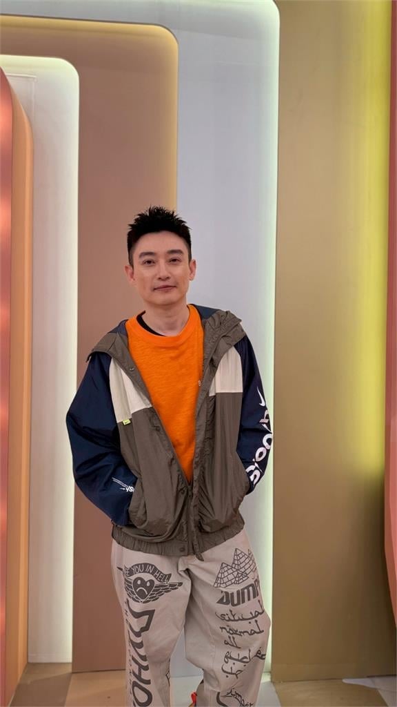 李新爆料老公沈世朋品味令人疑惑！舞廳感十足的霓虹燈放到兒子房間