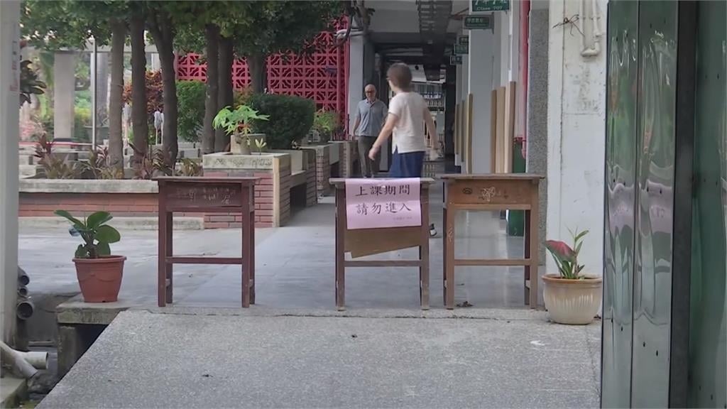 香燈腳塞爆北港！家長接送大作戰　揚子中學校長帶准考證祈福