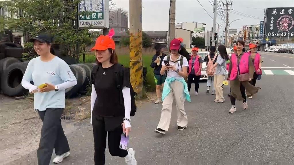 香燈腳塞爆北港！家長接送大作戰　揚子中學校長帶准考證祈福