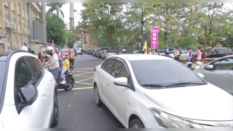 香燈腳塞爆北港！家長接送大作戰　揚子中學校長帶准考證祈福