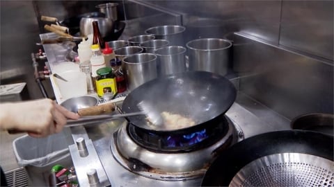 夏天小蟲滿屋飛怎麼辦？她用3材料DIY果蠅陷阱：放一下午戰果驚人