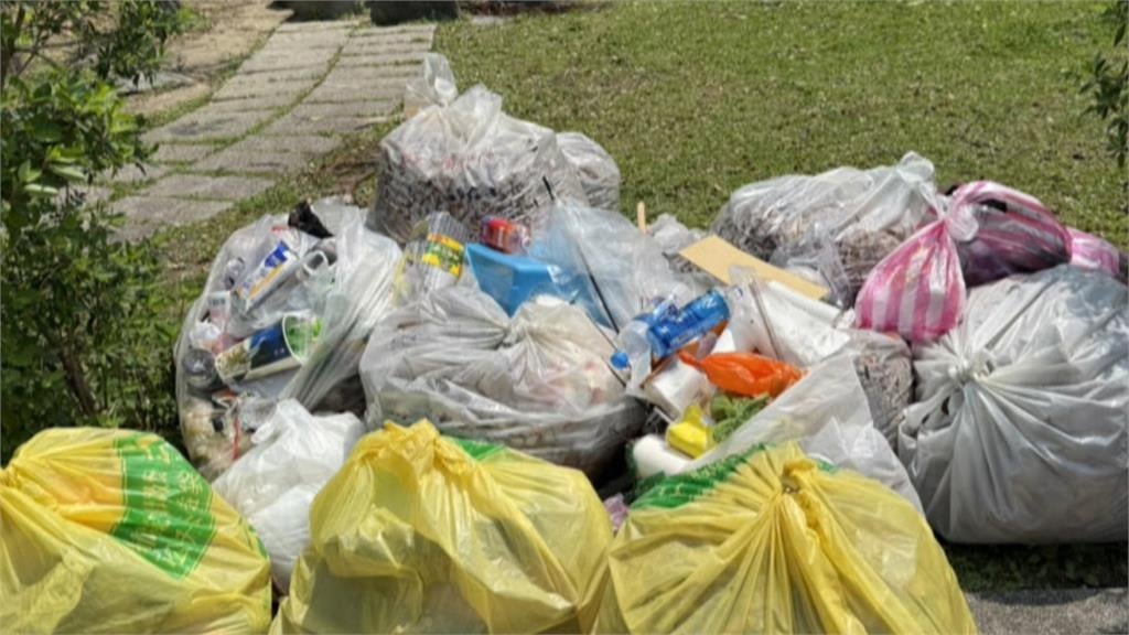 獨／北市府外包卻沒人清公園　里長率隊打掃轟「廠商擺爛」