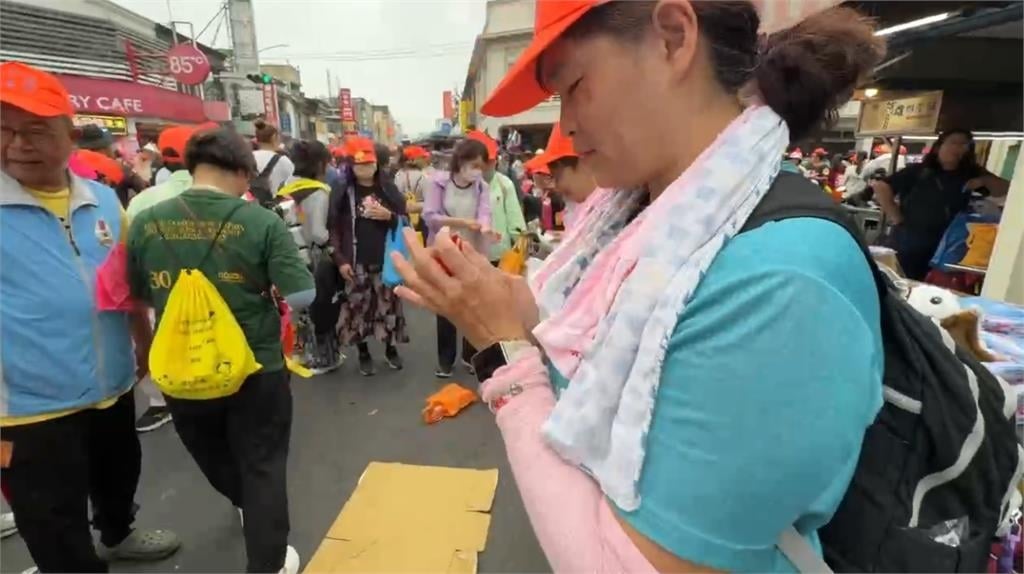 白沙屯媽祖結緣品超萌　Q版浴巾「擲三聖筊才拿得到」