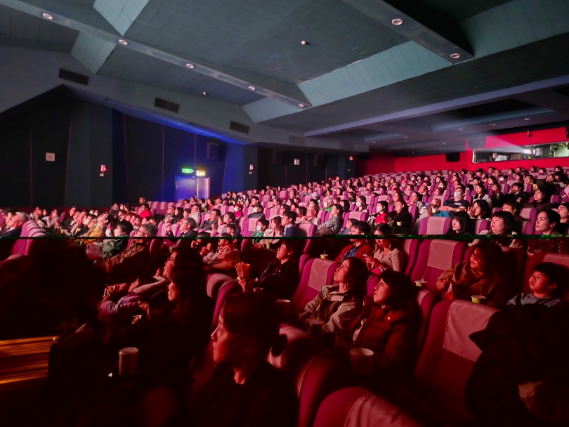 精拓生技於2021年啟動「Little Star」兒童癌症支持計畫公益專案迄今,還將公司尾牙搬到電影院,邀請癌友、家屬、醫療團隊一起同樂,分享彼此生命希望。(圖/精拓生技提供)