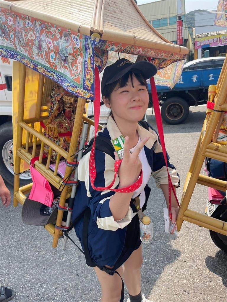 正妹去年求媽祖「幫脫單」成真了!今年扛10kg神像「帶男友還願」毅力震驚網