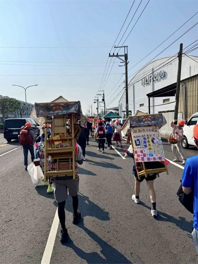 正妹去年求媽祖「幫脫單」成真了!今年扛10kg神像「帶男友還願」毅力震驚網