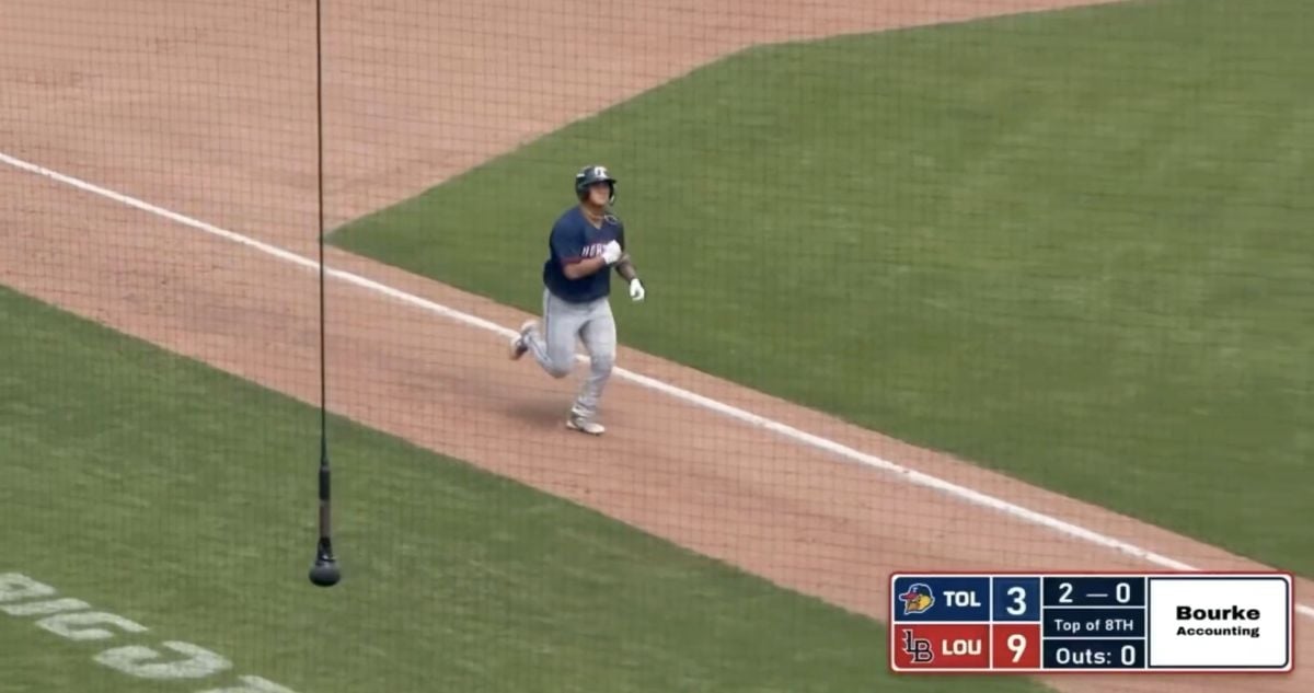 圖／李灝宇面對一顆約98英里、接近157公里的速球，將球轟向右外野，展現反方向長打火力。&nbsp;（翻攝 X）