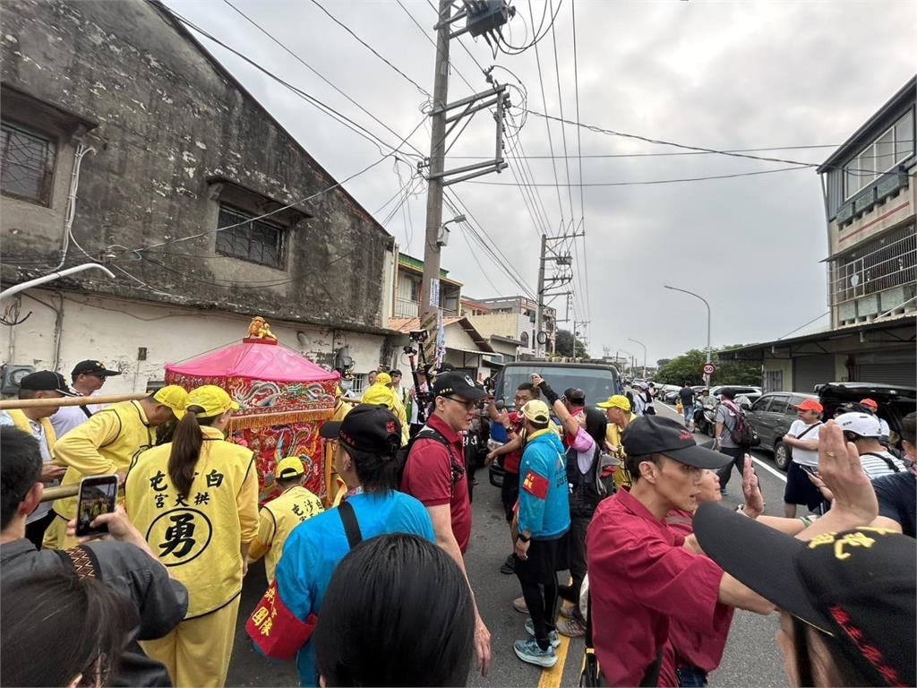 香燈腳陪「粉紅超跑」走三次…今年見「1事」感嘆:人性的貪嗔欲