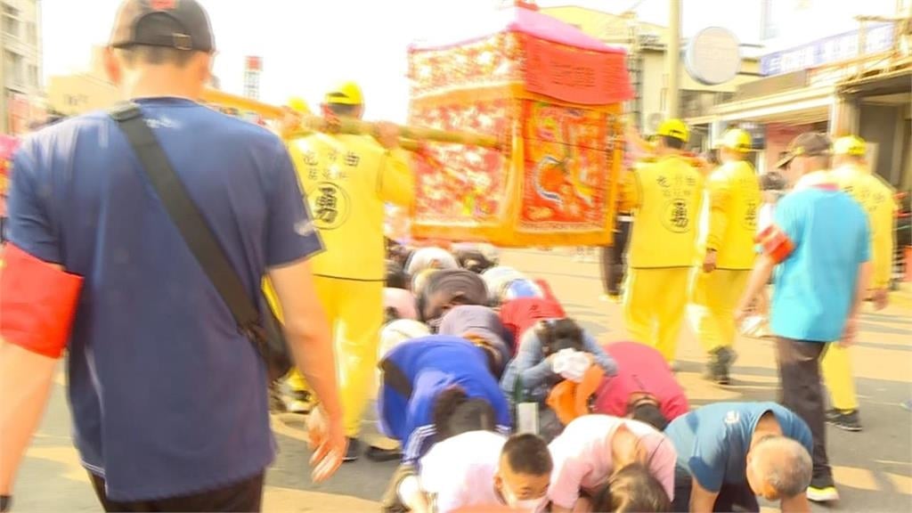 香燈腳陪「粉紅超跑」走三次…今年見「1事」感嘆:人性的貪嗔欲