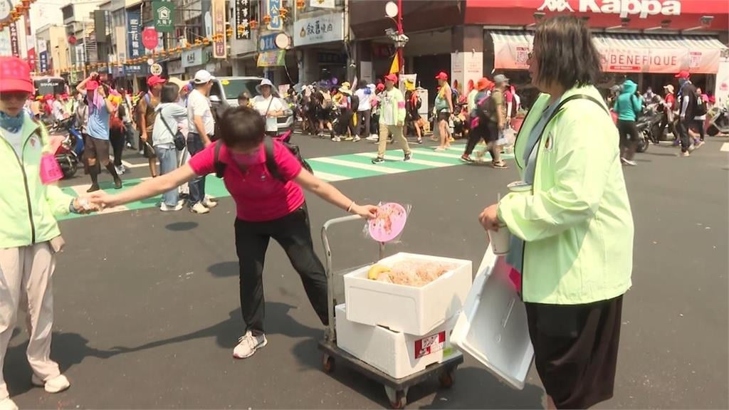 香燈腳陪「粉紅超跑」走三次…今年見「1事」感嘆:人性的貪嗔欲