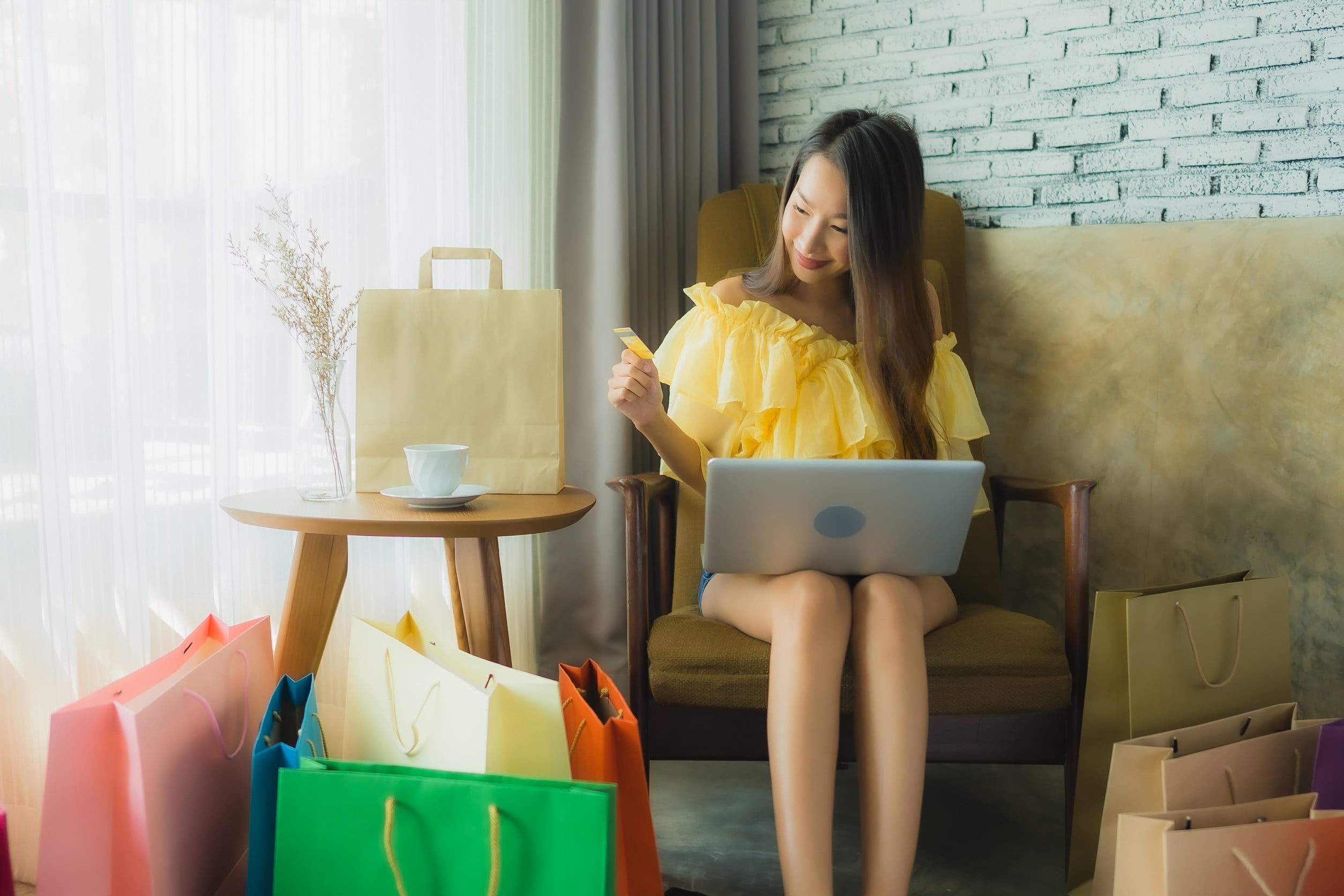 年輕的時候太愛花錢購物，存錢太少，到了中年以後就會過得很辛苦。圖/123RF圖庫