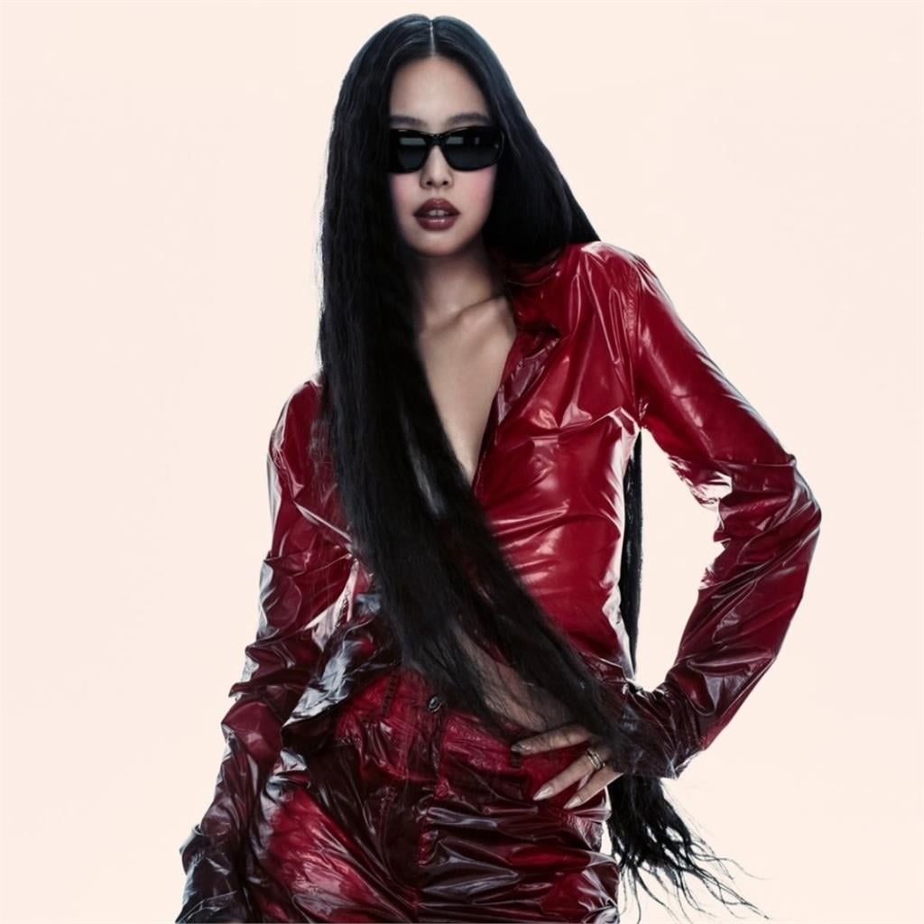 「人間香奈兒」又翻車?Jennie音樂節曬照「比中指」引網友論戰!