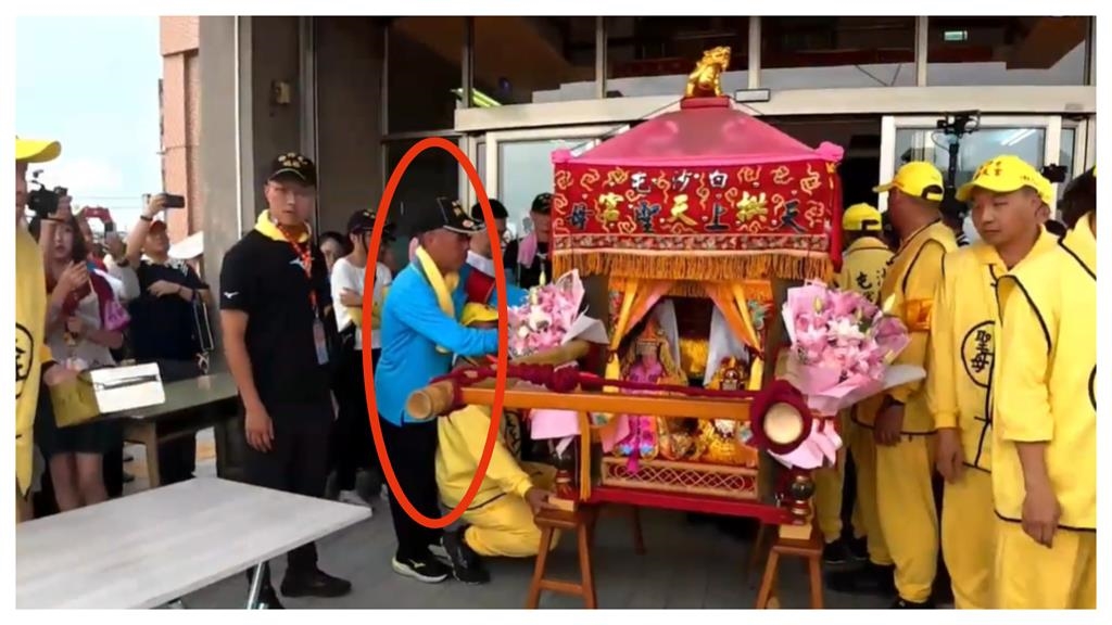 男「穿藍衣掛紅臂章」跟隨白沙屯媽祖逾30年!驚人身分曝 網譽:導航員