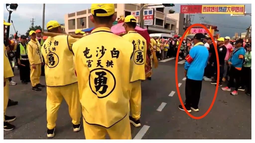 男「穿藍衣掛紅臂章」跟隨白沙屯媽祖逾30年!驚人身分曝 網譽:導航員