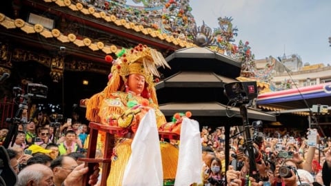 三女神罕見同坐粉紅超跑　拱天宮貼文「獨缺這1尊媽祖照」網炸鍋